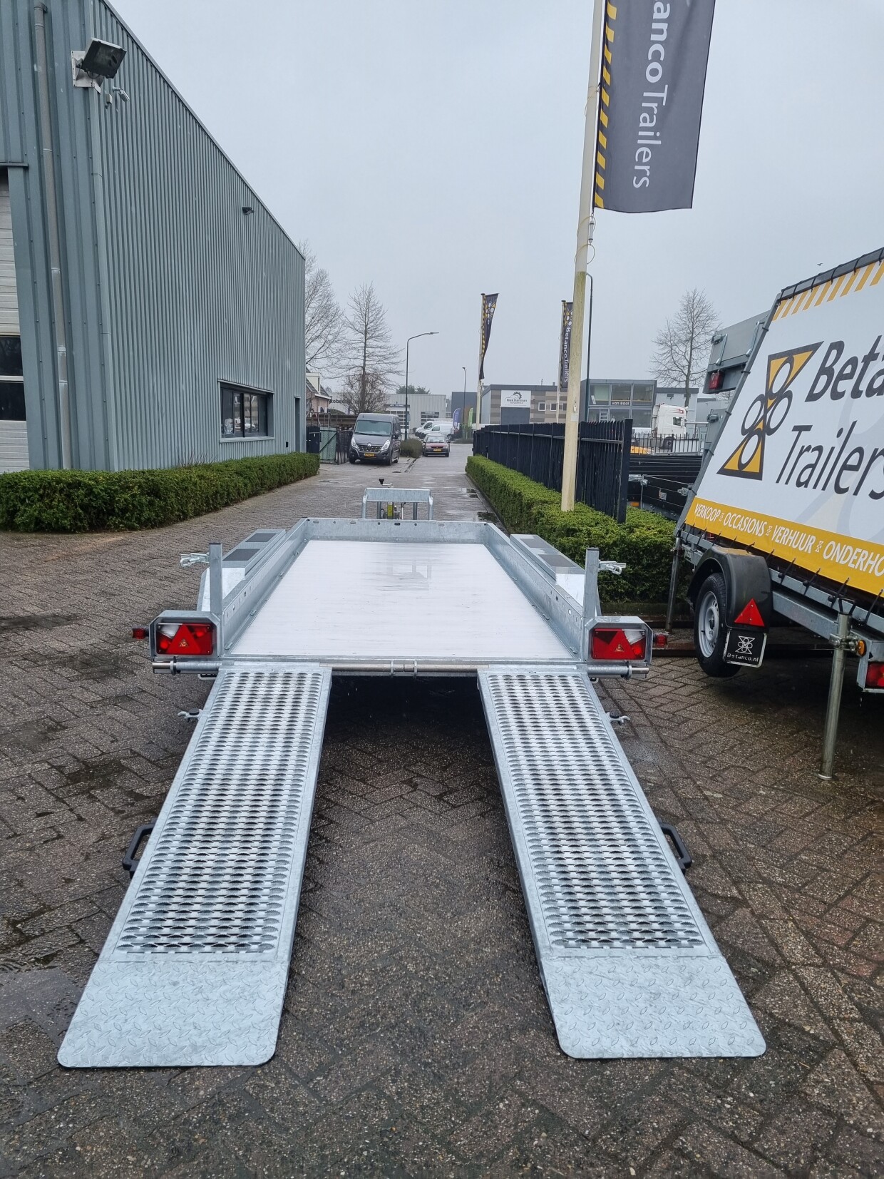 Hapert Indigo LF-3 met oprijbalken 200 cm