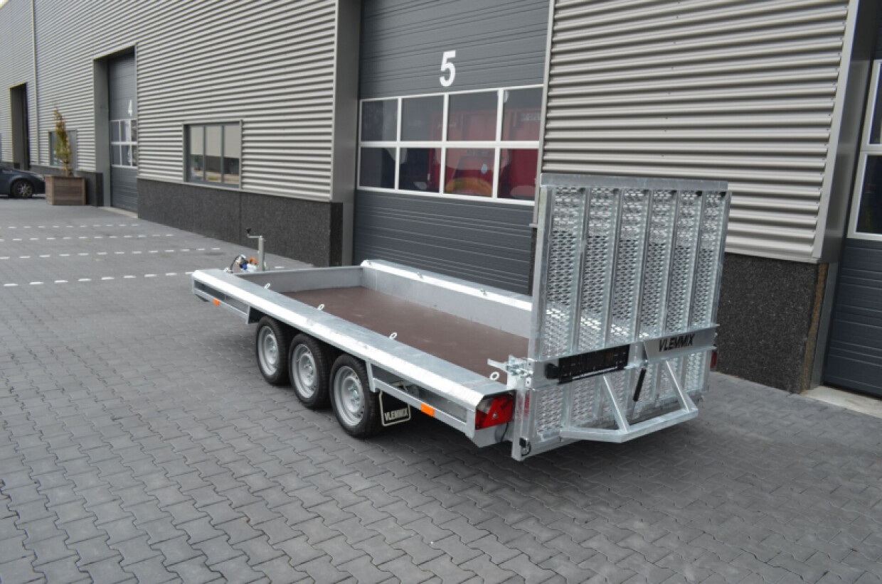 Vlemmix Machinetransporter Tridem (3x1800 kg) 400*150
