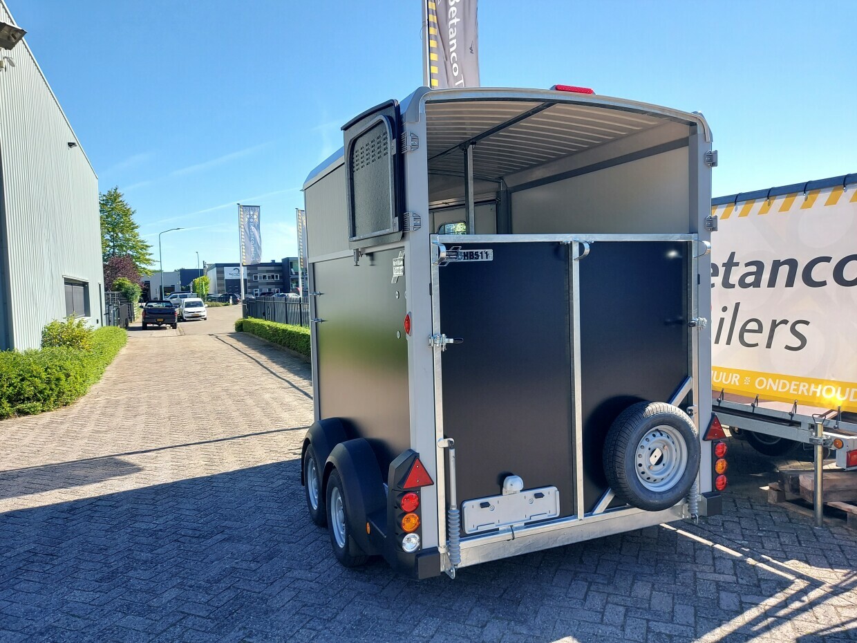 Ifor Williams HB 511 Zwart- Voorlader met klep LET OP! GEHEEL COMPLEET VOLGENS OMSCHRIJVING. 