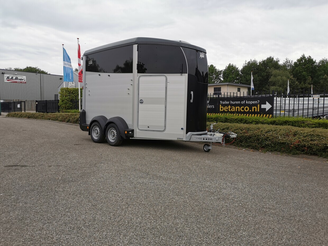 Ifor Williams HBX 511 Zwart - Zadelkamer