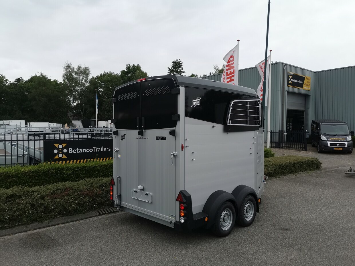 Ifor Williams HBX 511 Zwart - Zadelkamer