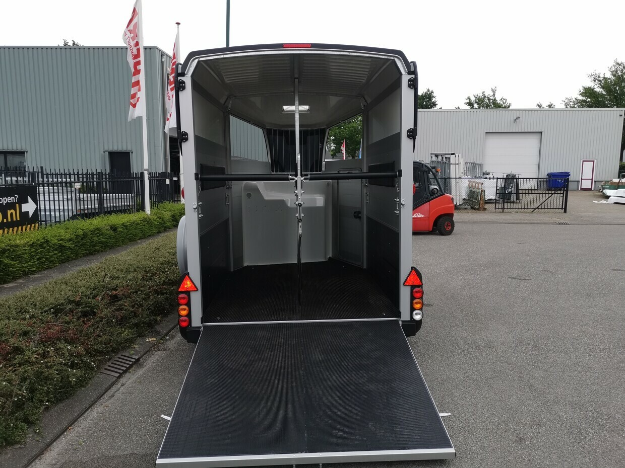 Ifor Williams HBX 511 Zwart - Zadelkamer