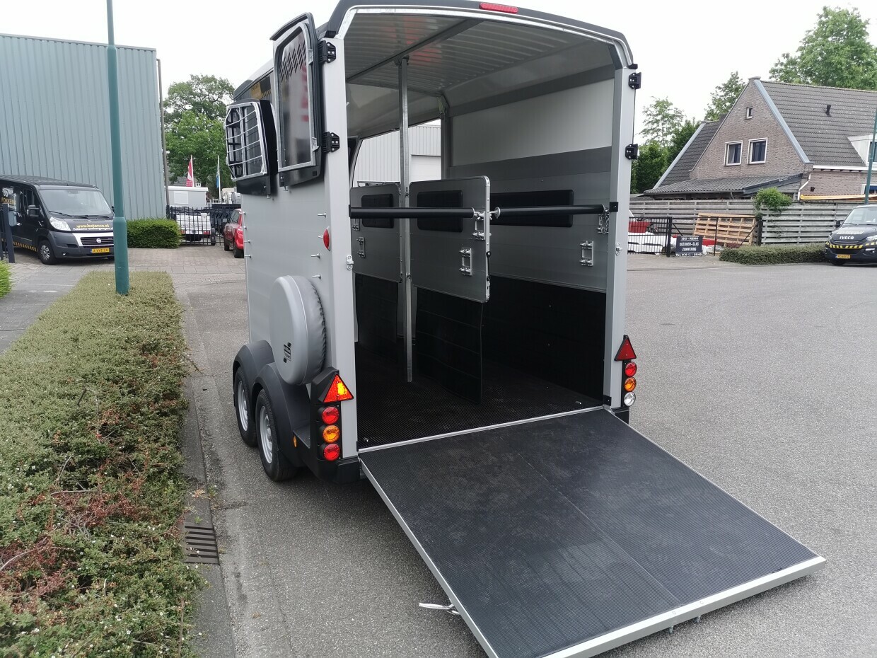 Ifor Williams HBX 511 Zwart - Zadelkamer