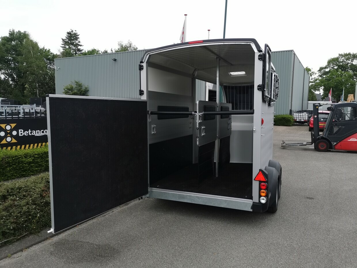 Ifor Williams HBX 511 Zwart - Zadelkamer