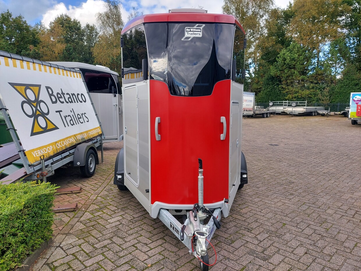 Ifor Williams HBX 511 Red - Zadelkamer