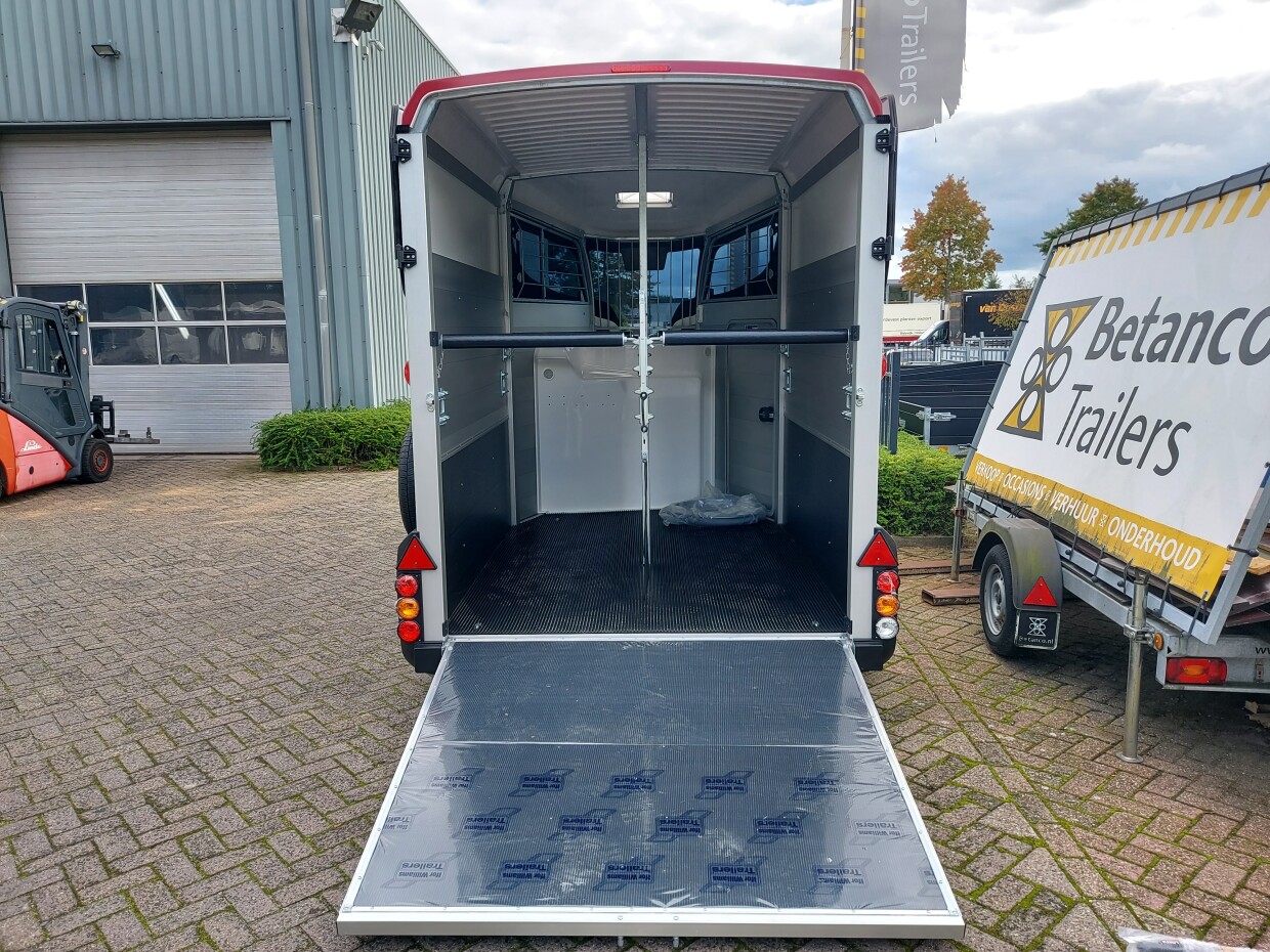 Ifor Williams HBX 511 Red - Zadelkamer