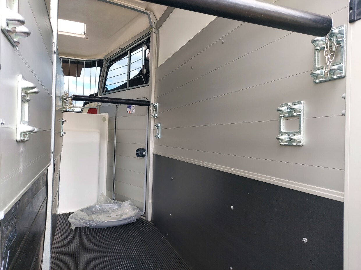 Ifor Williams HBX 511 Red - Zadelkamer